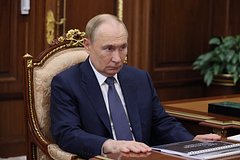 Путин распорядился урегулировать сложности с командировками врачей в зону СВО