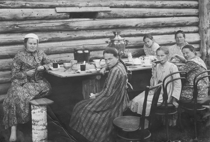 «Редкая девушка не дает потыркать». За секс до брака женщин в России жестоко наказывали. Каким издевательствам они подвергались?