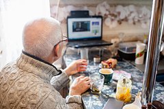 Пожилых предупредили об опасности позднего завтрака