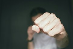 СБУ полтора часа избивали отца женщины в попытке завербовать ее