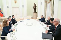 В России обратили внимание на фигуры за спинами Путина и Уиткоффа